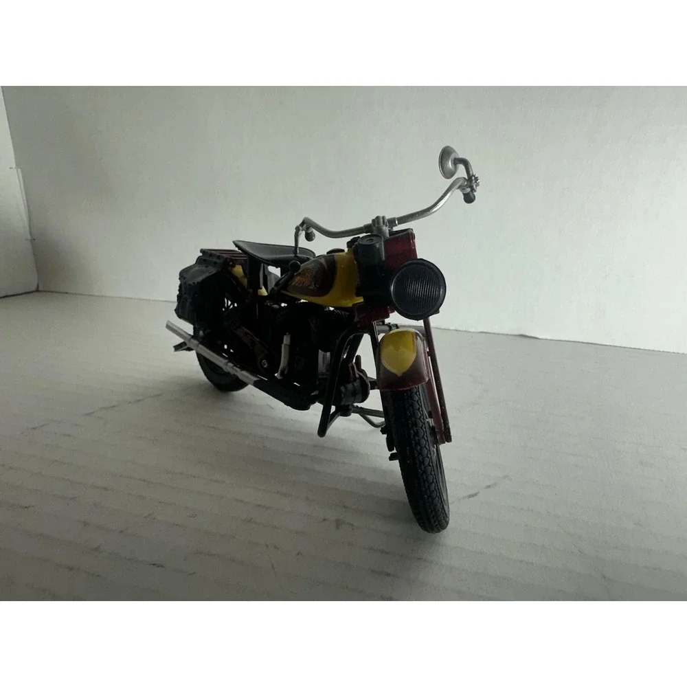 Indian Sport Scout 1:12 Die-Cast Motorcycle Model Yellow/Burgundy